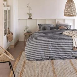 Ariadne At Home Dekbedovertrek Knit Stripes Blue-2-persoons (200 X 200/220 Cm) 7 Ariadne At Home Dekbedovertrek Knit Stripes Blue-2-persoons (200 X 200/220 Cm) -Bedbekleding schommelt. 1000057345 0103