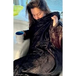 United Entertainment Fleece Deken Met Mouwen - 170 X 200 Cm - Zwart -Bedbekleding schommelt. 1000085361 0102