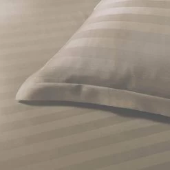 Papillon Dekbedovertrek Satijn Streep - 200x200/220 Cm - Taupe 5 Papillon Dekbedovertrek Satijn Streep - 200x200/220 Cm - Taupe -Bedbekleding schommelt. 1111743128 0102