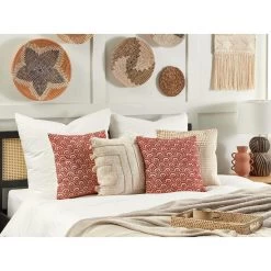 Beliani Sierkussen RHUS - Rood Katoen 5 Beliani Sierkussen RHUS - Rood Katoen -Bedbekleding schommelt. 67124621b8044857bfc5317e0deba000