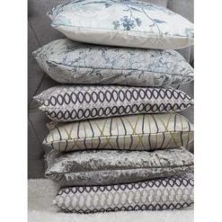 Beliani Sierkussen WISTERIA - Grijs Polyester 6 Beliani Sierkussen WISTERIA - Grijs Polyester -Bedbekleding schommelt. 94f2d95fdba04a7b8158c14396e034ff