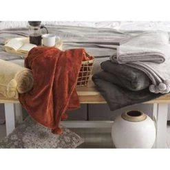 Beliani Plaid SAITLER - Bruin Polyester -Bedbekleding schommelt. fabaed479aa94379b5a3b373c54aba7b